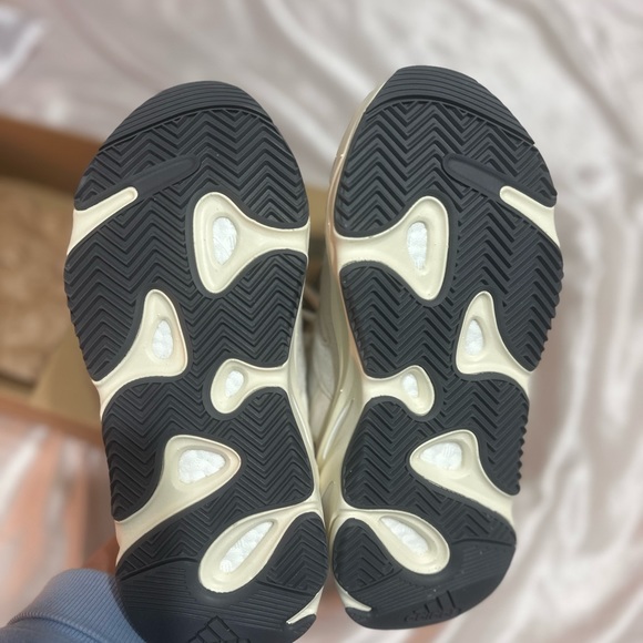 Yeezy Boost 700 “Analog” Womens 8/ Men’s 6.5 - Picture 3 of 3